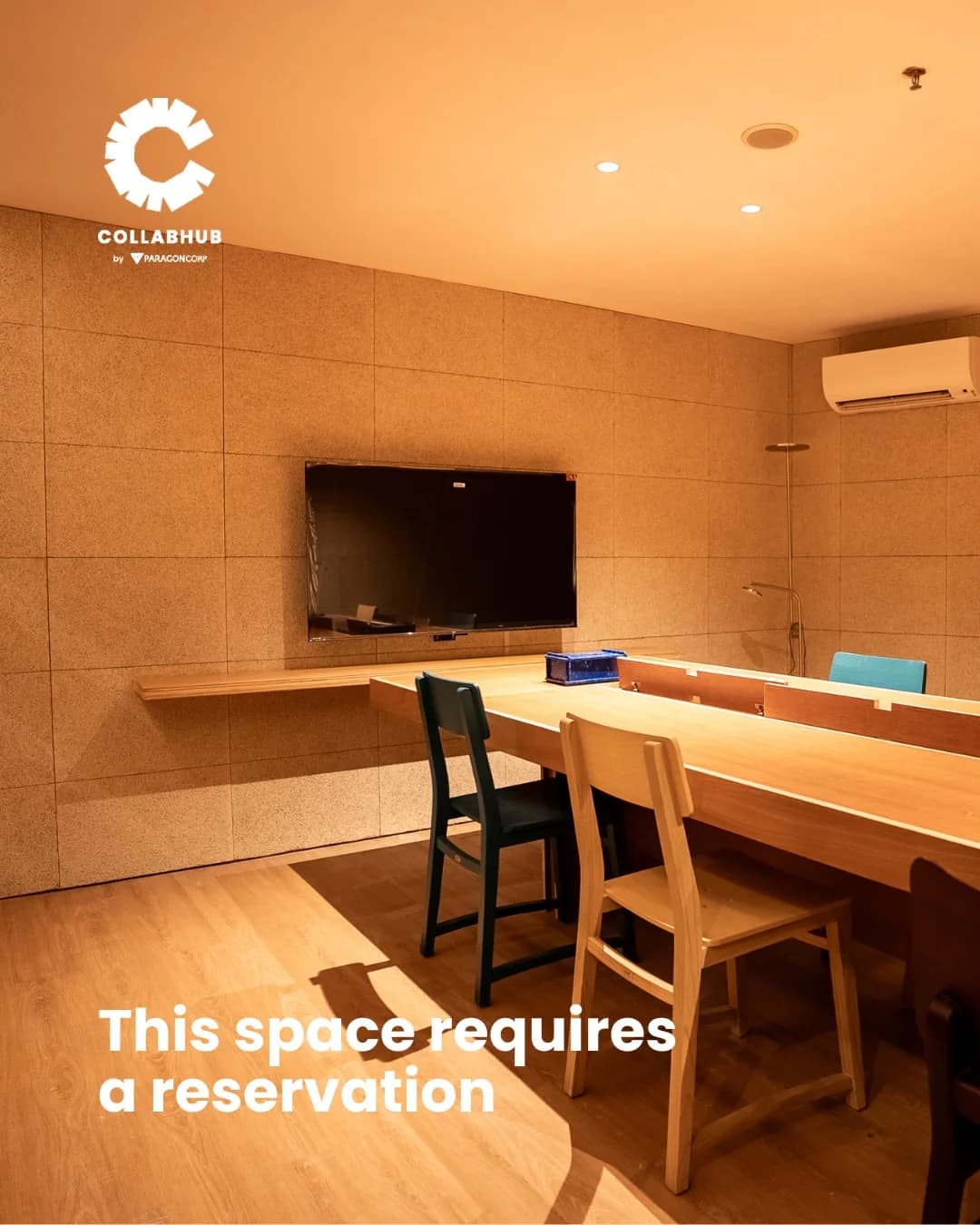 Ruangan CollabHub yang memerlukan reservasi — poster 1